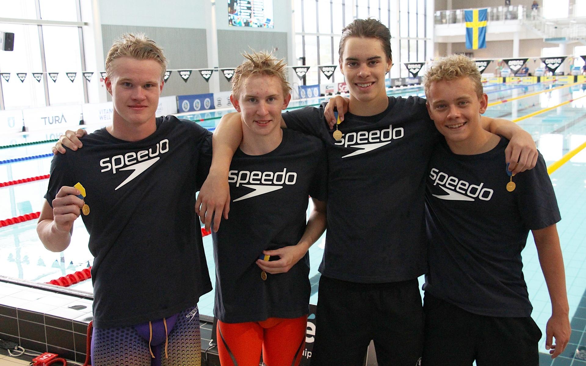 Alvin Välkki, Måns Evertsson, Felix Jedbratt och Max Swegmark från Mölndals allmänna simsällskap är nöjda över hur tävlingen arrangerats och har kammat hem två-lagguld till klubben.