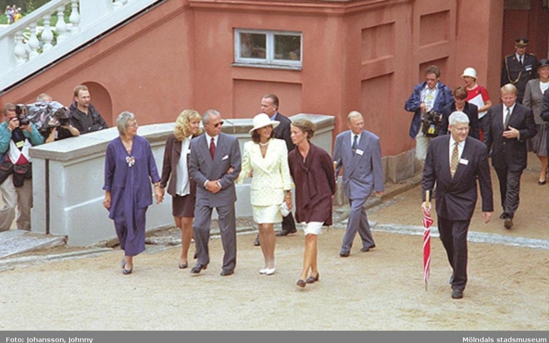 Även denna bild är från 1997. Från vänster Inger Erntsson (intendent på Gunnebo), Lena Vikström, kung Carl XVI Gustaf, drottning Silvia, Marika Irvine (trädgårdsmästare på Gunnebo), Tor Mattisson och Ralf Lorentsson (kommunalråd).