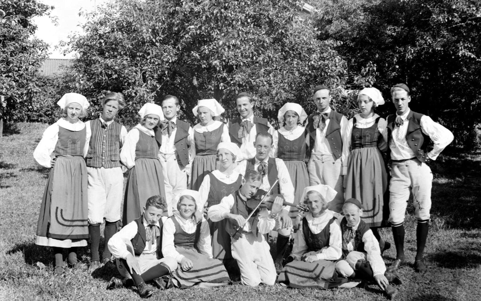 JUF Mölndals folkdanslag vid midsommarfest på Torsgården (Västergården 2) i Fässberg, sannolikt tidigt 1930-tal. 