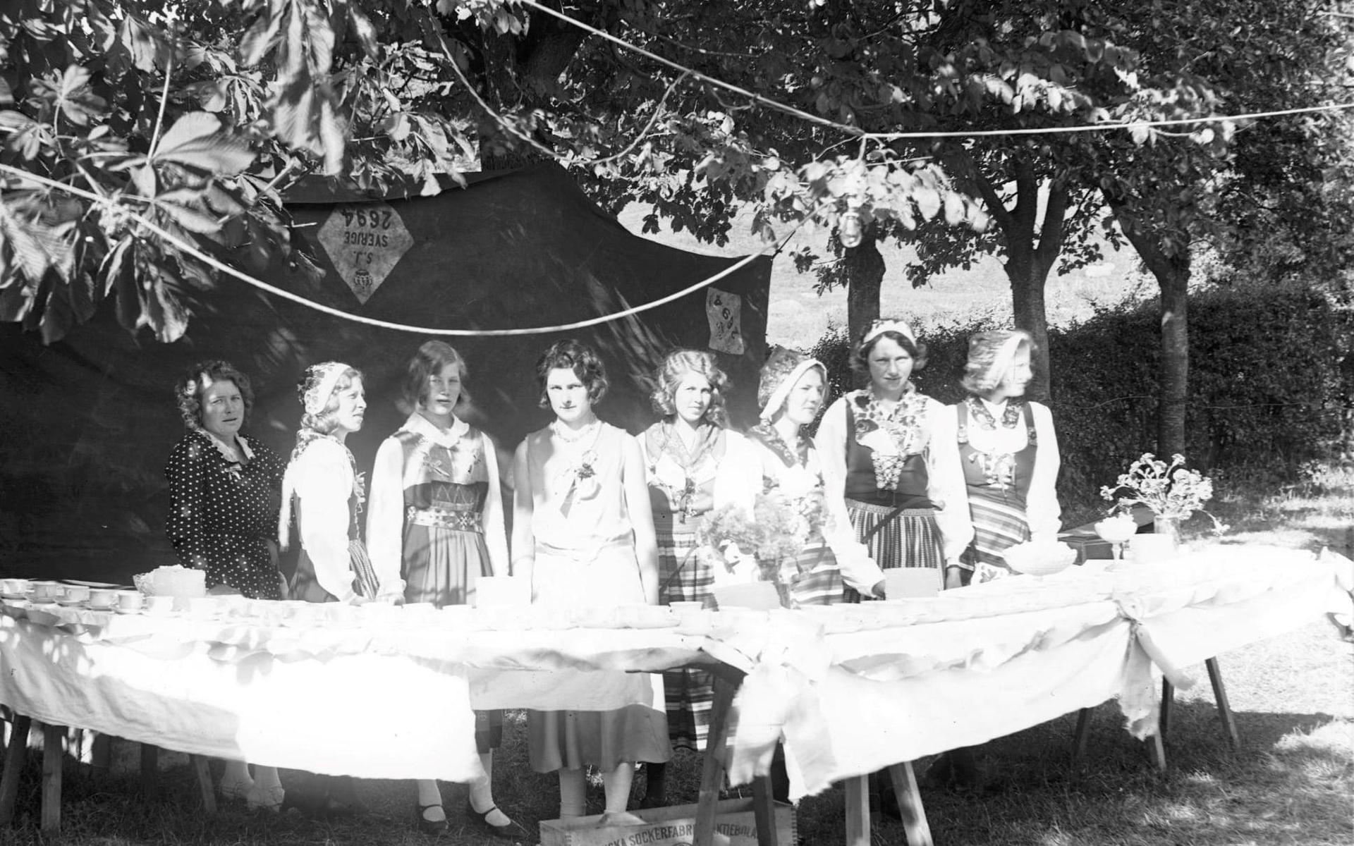 JUF Mölndal förbereder sin midsommarfest på Torsgården (Västergården 2) i Fässberg, sannolikt tidigt 1930-tal.