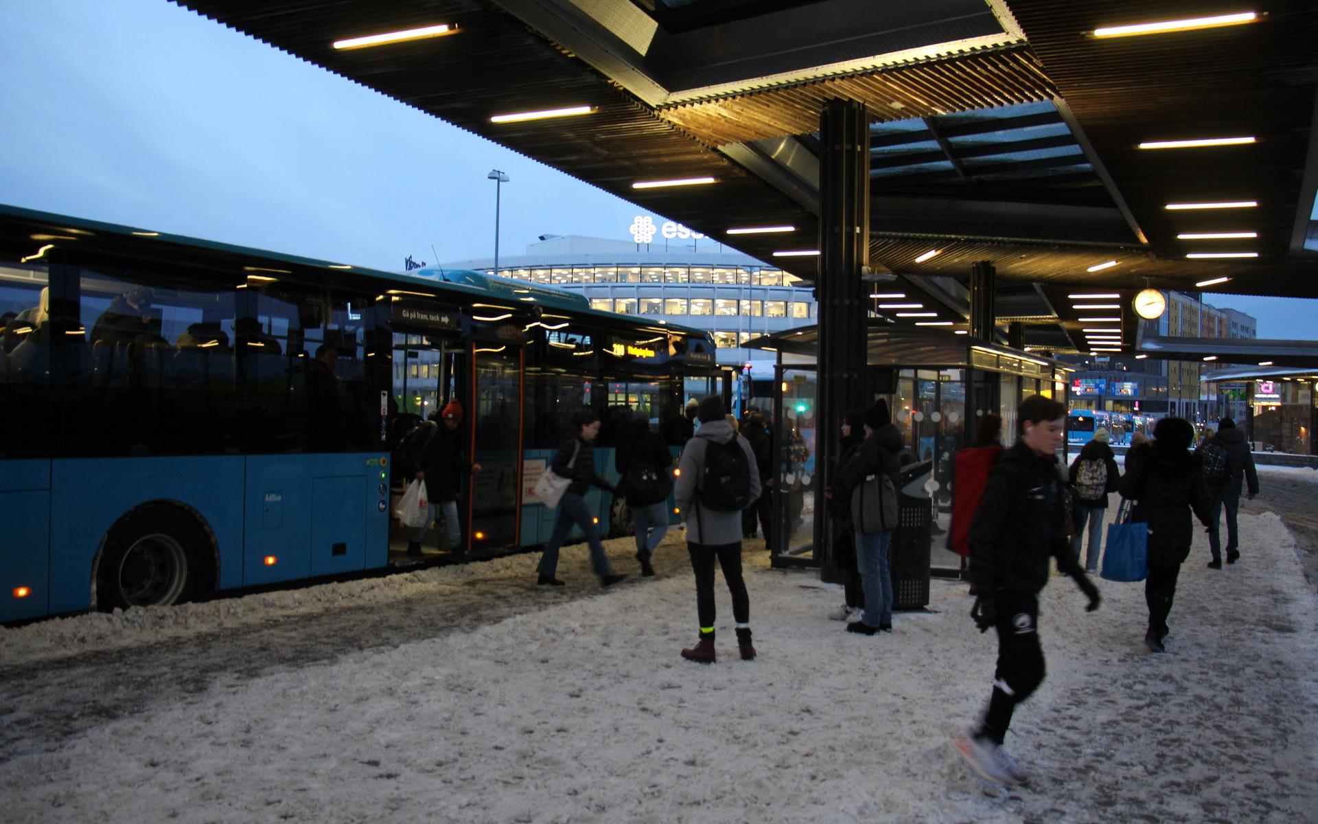 Resenärer vid Mölndals station.