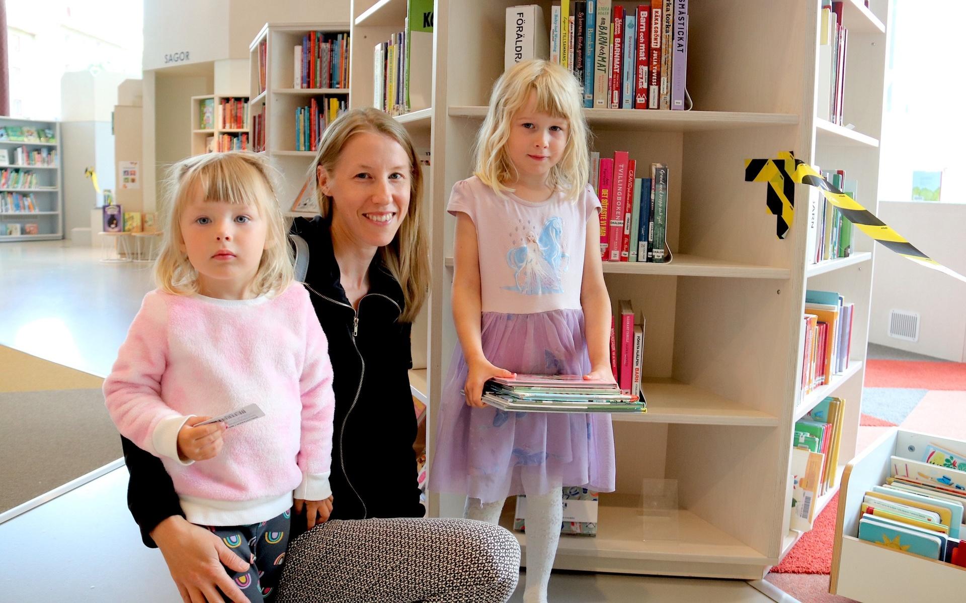 Bella Schneiderman, Julia Schneiderman och mamma Lisa Schneiderman brukar besöka biblioteket varannan vecka. Att kunna vara där även på söndagar hade varit en smidig lösning för familjen. 