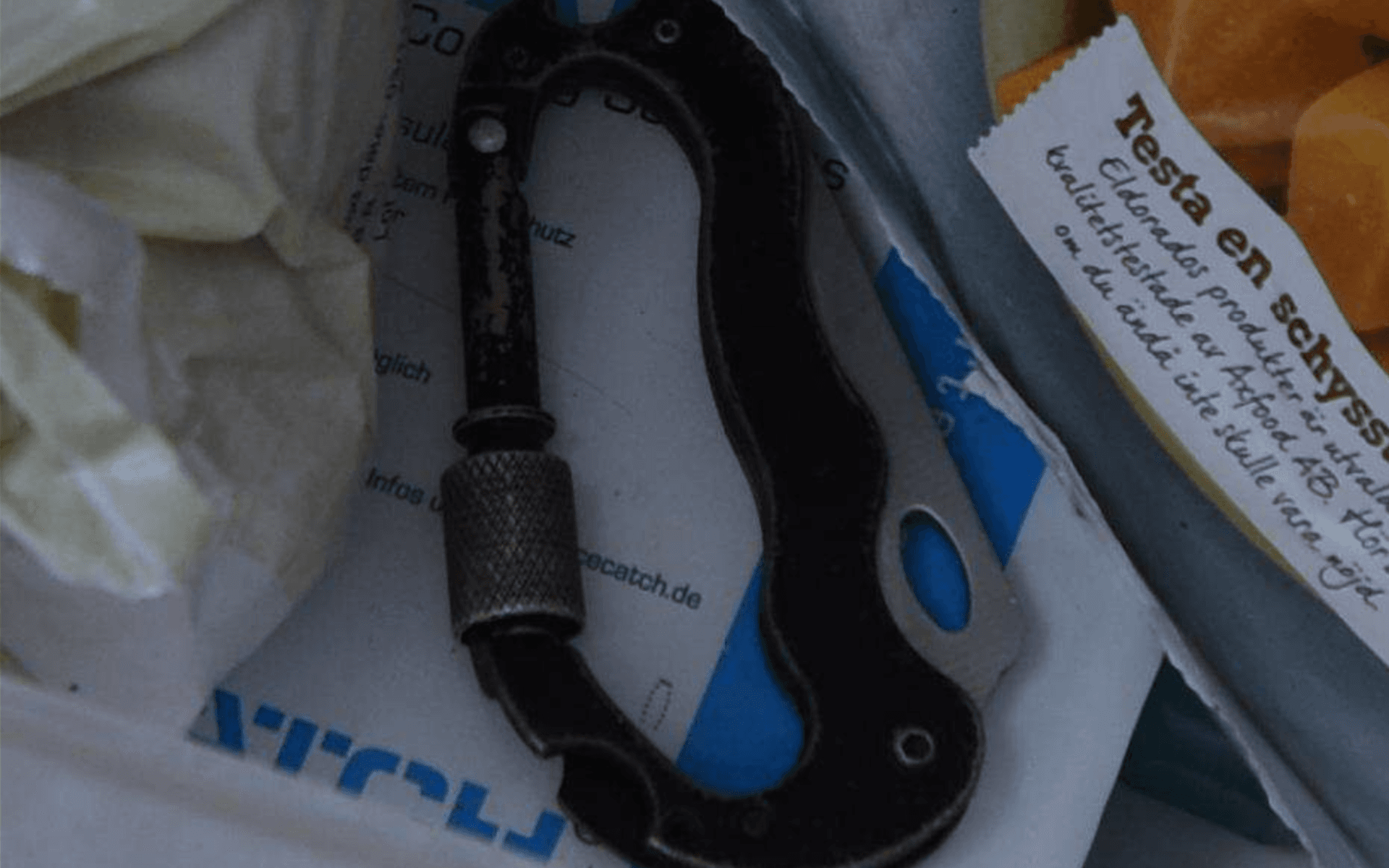 Kniven som 24-åringen använde hittades senare vid en husrannsakan i ett av frysfacken. Polisen kunde sedan bekräfta DNA-spår från både gärningsman och målsägande. 