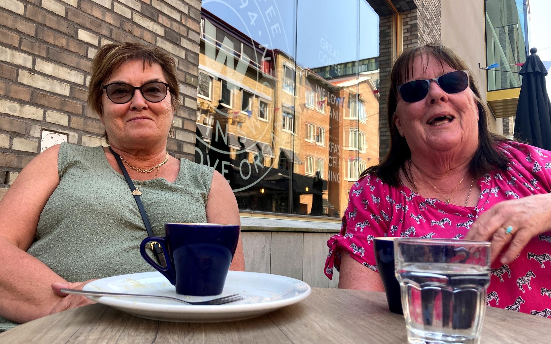 Kristina Grönlund och Inger Hellberg kom inte överens om huruvida värmen var härlig eller inte. ”Jag älskar sol och värme. Men hon kan ju inte sitta ensam härinne i skuggan”, säger Kristina och skrattar högt.