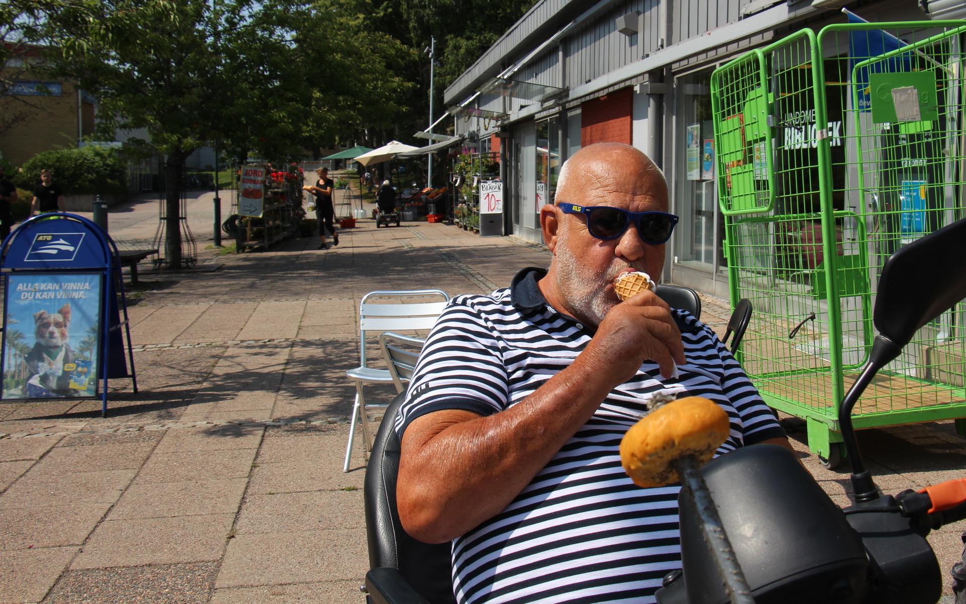 Mats Wennerlöf tog en glass i Lindome centrum. Han tycker värmen är underbar. 