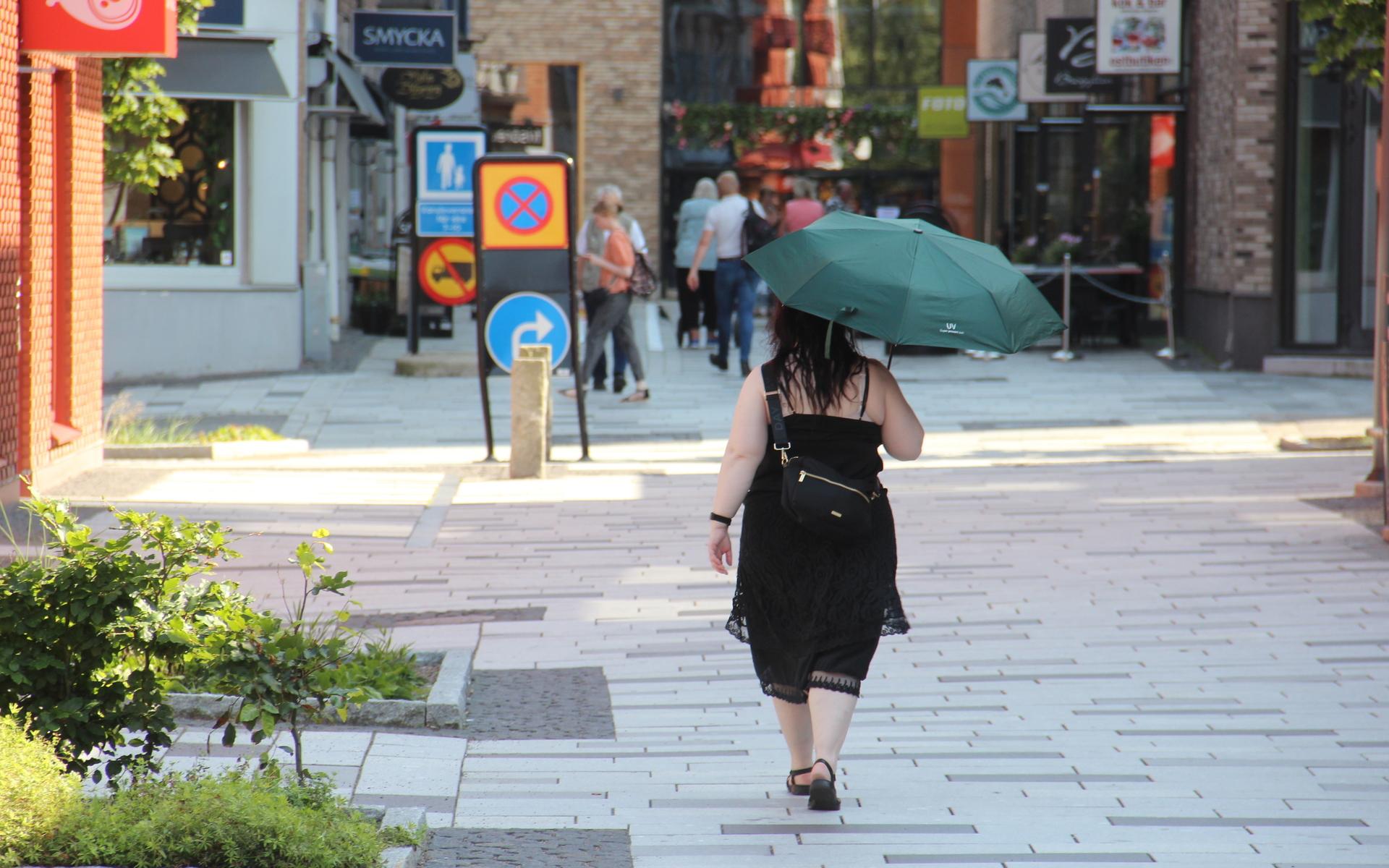 Paraply är inte bara bra för att skydda sig mot regnet. Det hjälper även mot solens strålar. 