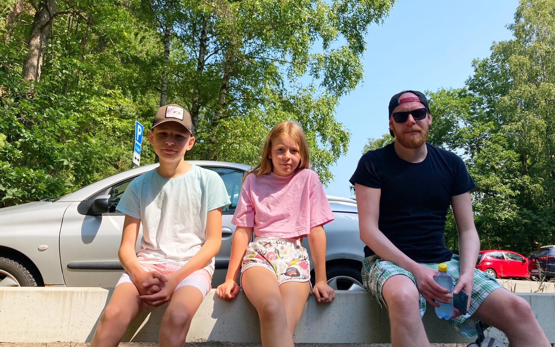 Daniel Lundgren, Melanie Lundgren och Anton Ekblom satt och väntade på sina medresenärer som desperat letade efter parkeringsplats vid Sisjöns badplats.
