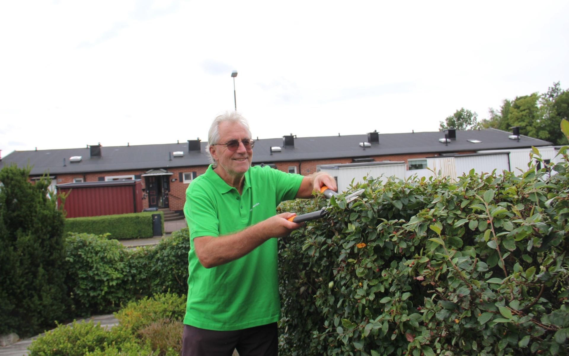 Veteranen Lasse Ljunggren gillar att hålla igång kroppen och jobbar gärna med trädgårdsarbete.