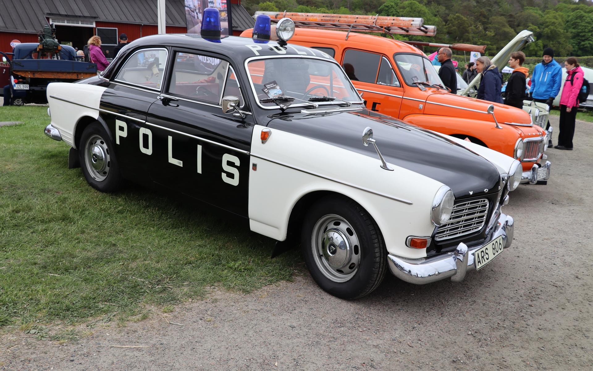 Polisen var dock närvarande med flera fordon. Här en gammal Amazon från Volvomuséet. 