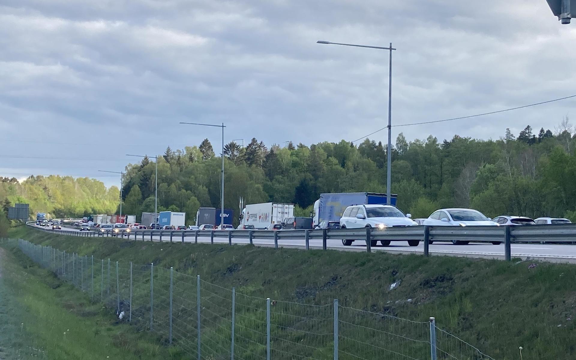 Olycka med tre lastbilar på E6 vid Sandsjöbacka vid kommungränsen mellan Mölndal och Kungsbacka. Bilden är tagen vid Kålleredsmotet där köerna är långa. 