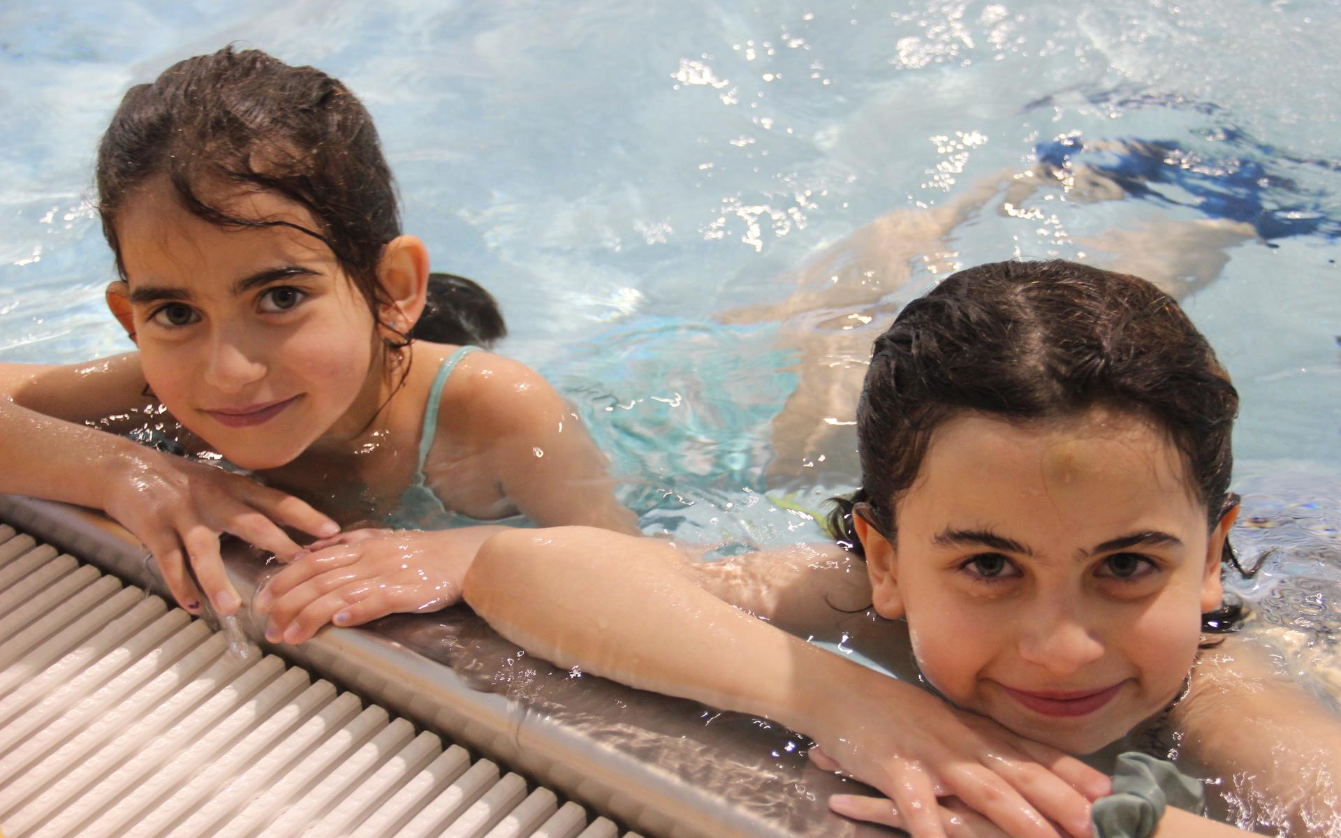 Systrarna Smaya och Celina Al-daker tyckte att simfenorna var dagens höjdpunkt.
