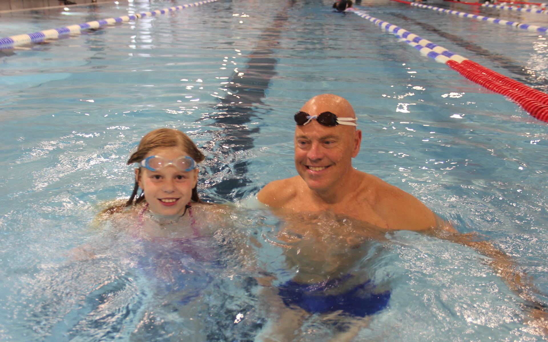 Maya Berggren besökte simhallen med pappa Roger Berggren. Pappa tycker nästan lika mycket om att simma som dottern – men kanske behöver öva lite på tekniken. ”Det plaskar mycket om dig”, skrattar Maya. 